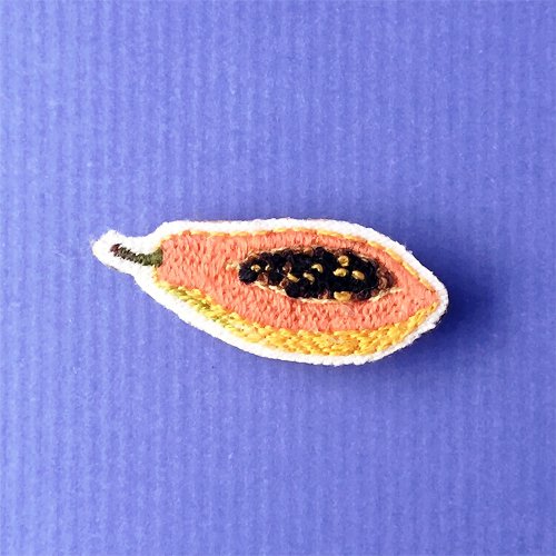Jyun design studio 刺繡設計工作室 | 舊款出清5折 | 迷你手工刺繡胸針/別針 紅肉木瓜 Papaya | 客製