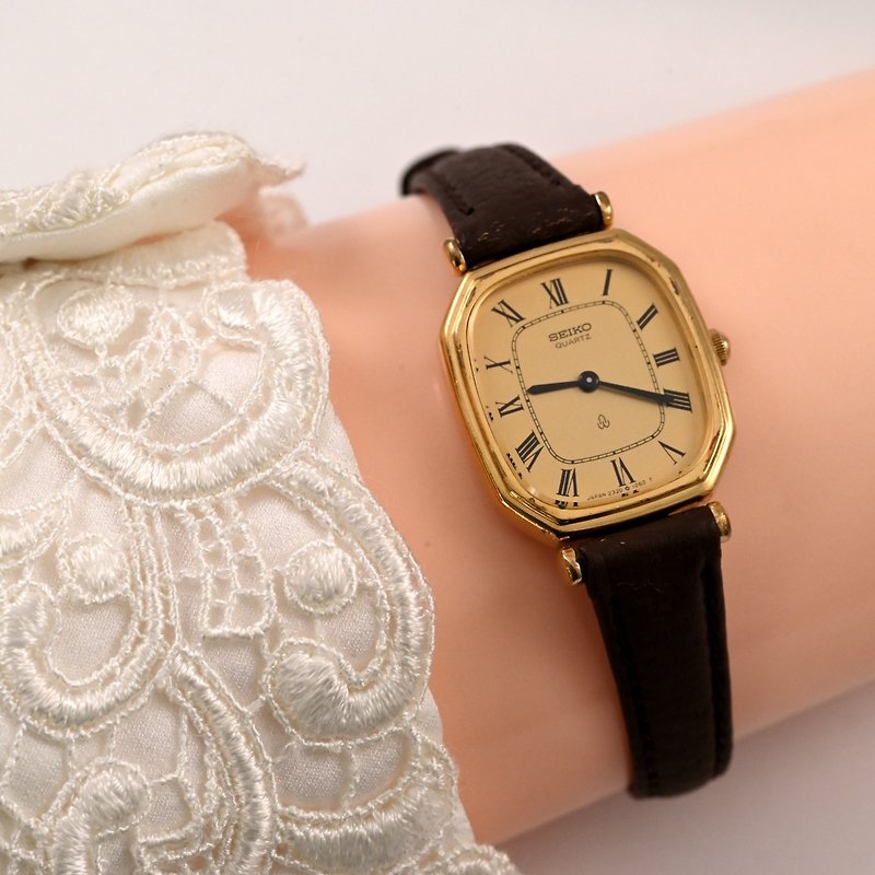 【SEIKO】 ヴィンテージ セイコー 女性用クォーツ腕時計 ゴールド ローマン文字盤 タンク 動作品 日本発送 - 女裝錶 - 不鏽鋼 金色