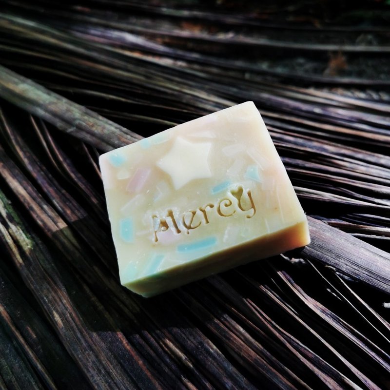 Sweet Bee Honey Laurel Essential Oil Handmade Soap///Single piece - สบู่ - วัสดุอื่นๆ 