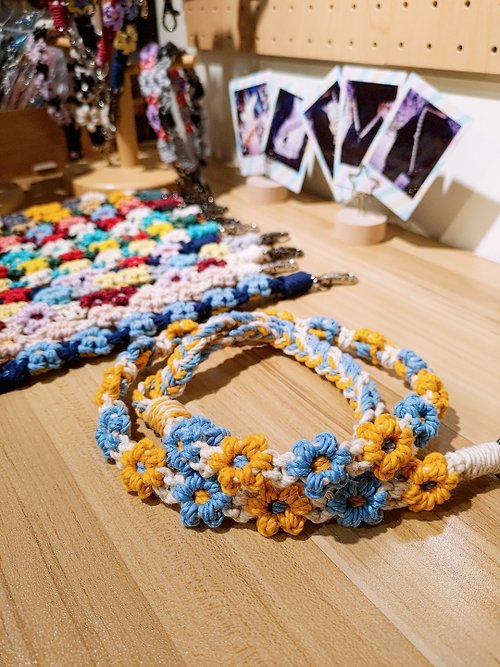 Benfy Shop 班菲購物台 可調/全花固定長度雙色花花手機掛繩背帶-天然白+天空藍+金黃