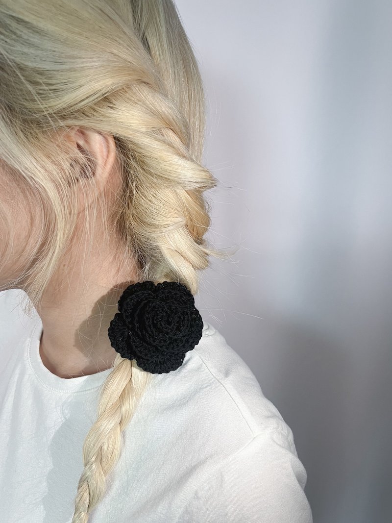 Crochet rose hair tie - Black - 髮夾/髮圈 - 繡線 黑色