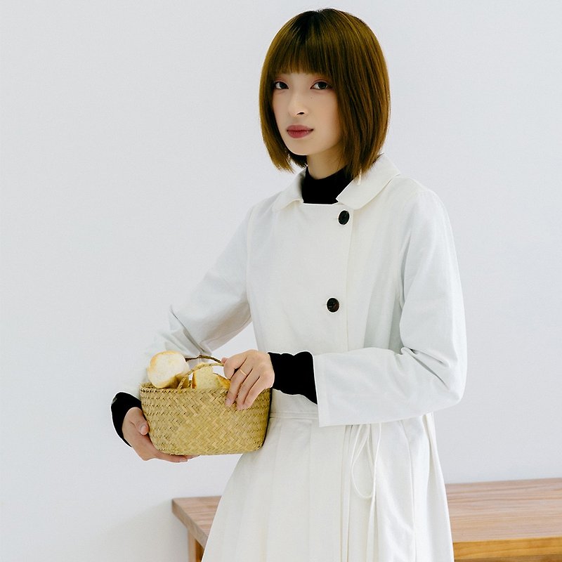 日系百褶系帶風衣|風衣|棉|獨立品牌|Sora-182 - 西裝外套 - 棉．麻 白色