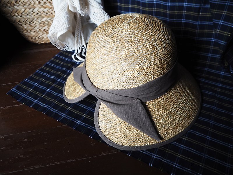 Straw hat half curved back  with light grey ribbon - 帽子 - 其他材質 卡其色