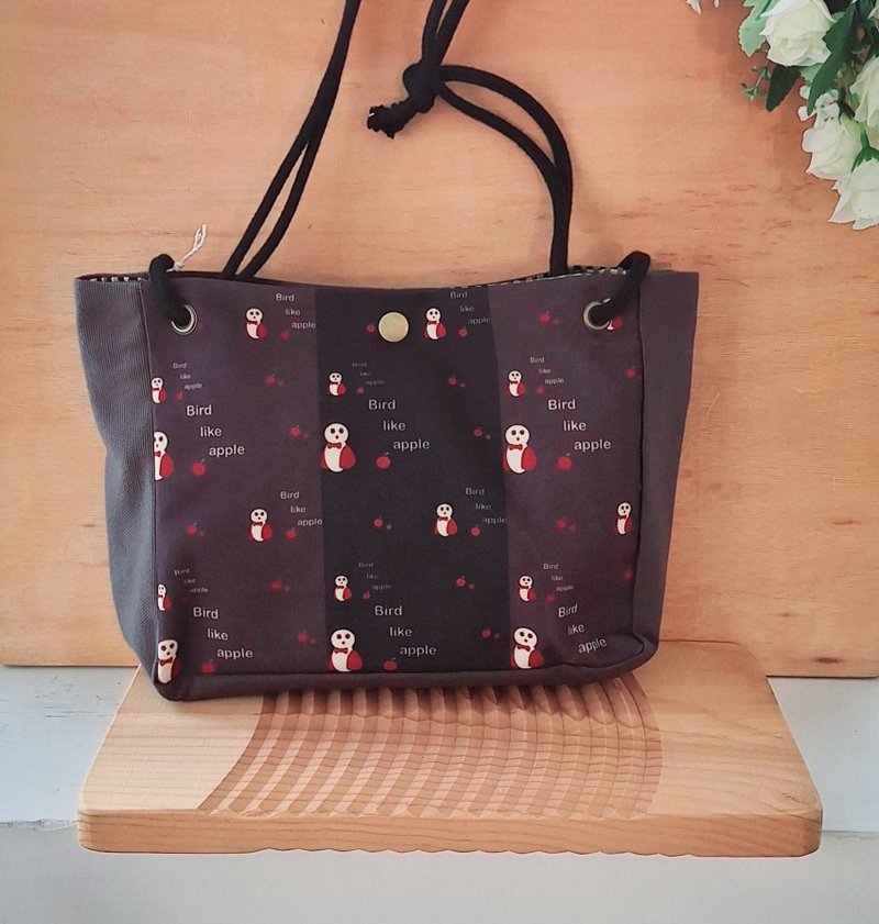 Designer fashion print tote bag-Bird eat apples - กระเป๋าแมสเซนเจอร์ - เส้นใยสังเคราะห์ 