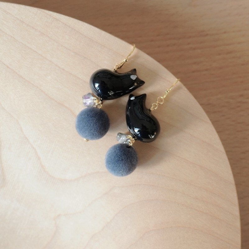 TeaTime side-lying black cat with butterfly flower earrings and ear clips - ต่างหู - ดินเหนียว สีดำ