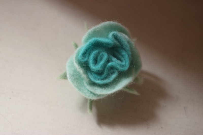 Classic rose brooch powder blue custom - เข็มกลัด - ขนแกะ สีน้ำเงิน