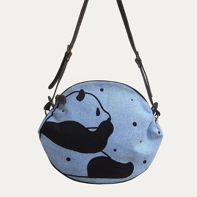 Sideways panda embroidery shoulder bag - กระเป๋าแมสเซนเจอร์ - หนังแท้ สีน้ำเงิน