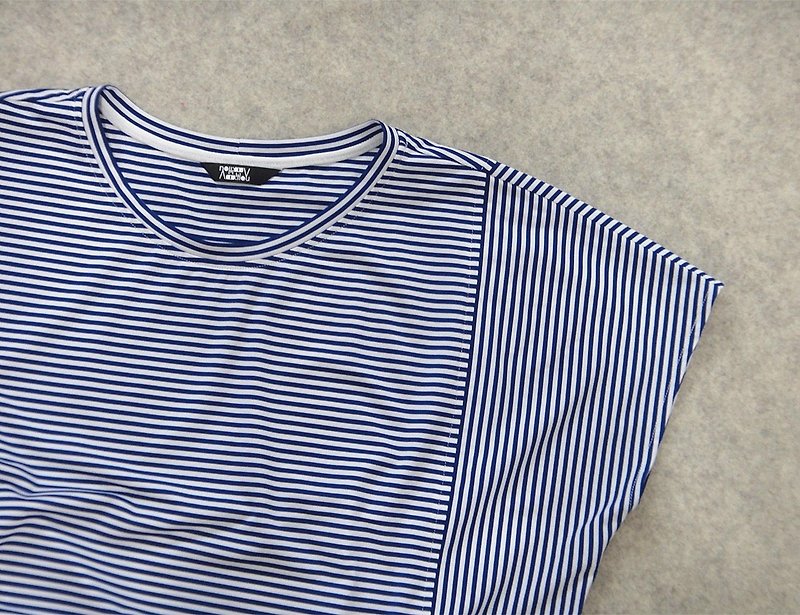 Blue Line Stripe Top - เสื้อผู้หญิง - เส้นใยสังเคราะห์ สีน้ำเงิน