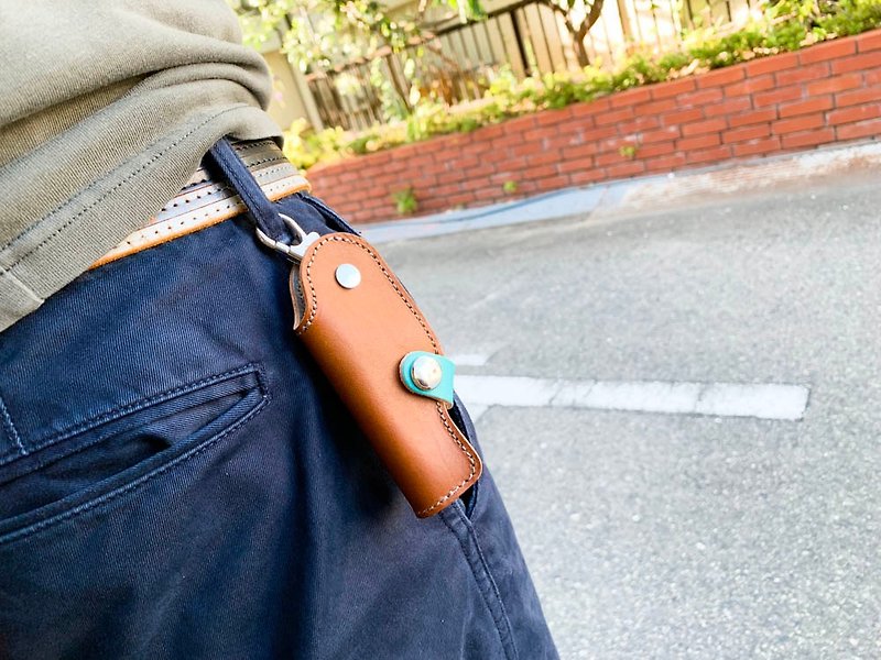 SLIDE Casual and cute Brown x turquoise slide gun key case Men's-like SGK-BHT-H - ที่ห้อยกุญแจ - หนังแท้ สีนำ้ตาล