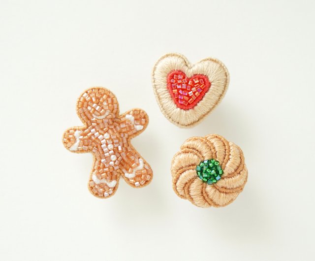 【保障できる】 受注制作】ビーズ刺繍のクリスマスクッキーブローチ&ピンバッジ3 その他