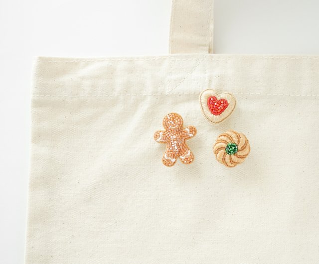 受注制作】ビーズ刺繍のクリスマスクッキーブローチ&ピンバッジ3