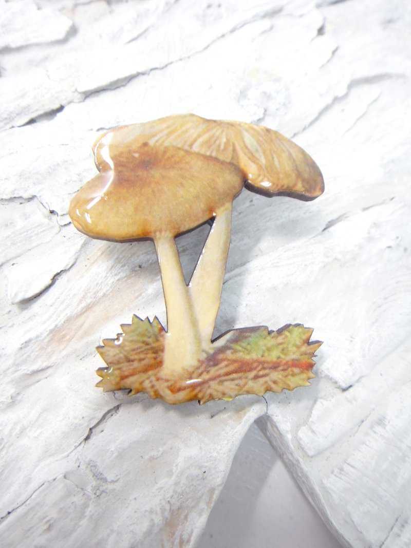 TBL Retro Shiitake Mushroom Epoxy Surface Wood Chip Heart Mouth Pins for Sale Individually - เข็มกลัด - ไม้ สีนำ้ตาล