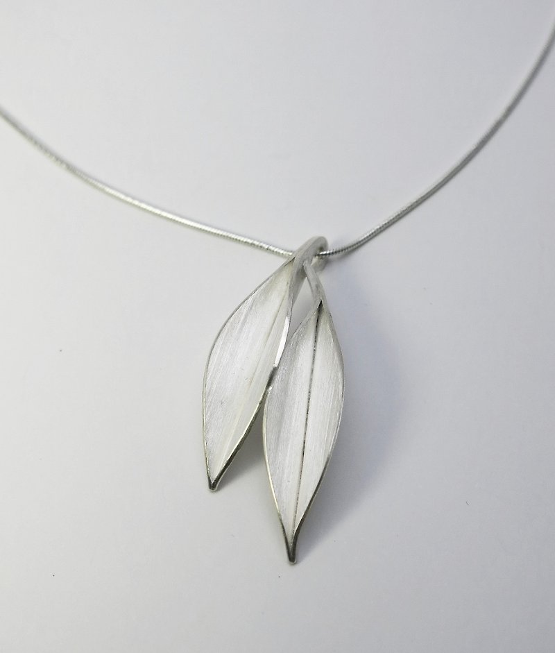Nature-Dancing In The Wind-Two Big Leaves Silver Necklace-No.1/ handmade - สร้อยคอ - เงินแท้ สีเงิน