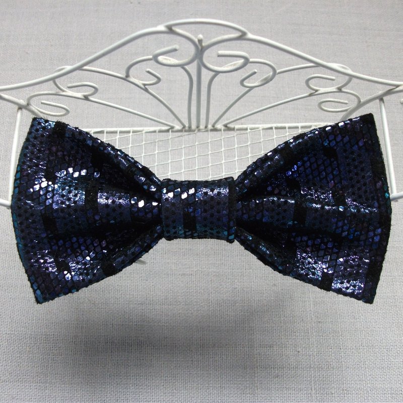 Brooch-bow made of natural suede with purple glitter - 胸針 - 真皮 藍色