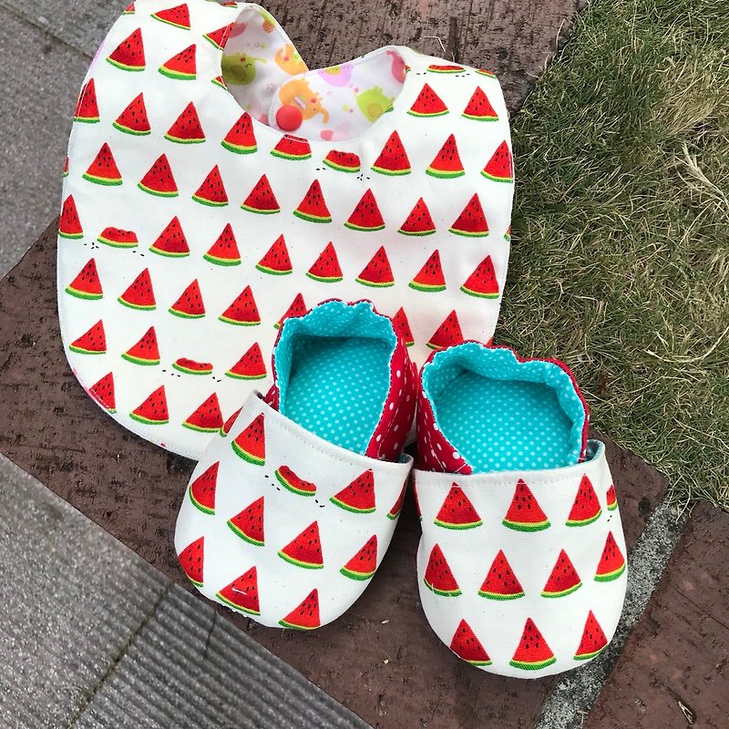 To a piece of watermelon! Miyue gift box toddler shoes + double bib - ของขวัญวันครบรอบ - ผ้าฝ้าย/ผ้าลินิน สีแดง