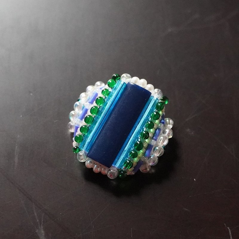とても軽いおゃべりなブローチ29 ビーズ刺繍のブローチ　マルチカラー - 胸針 - 塑膠 藍色