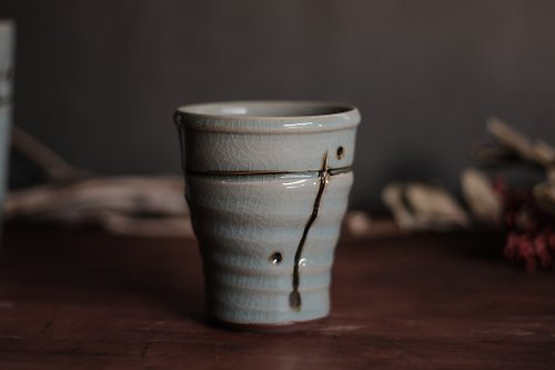 七号錐 製陶所 青瓷水杯 l 繪鐵刻紋 l 200ml茶杯