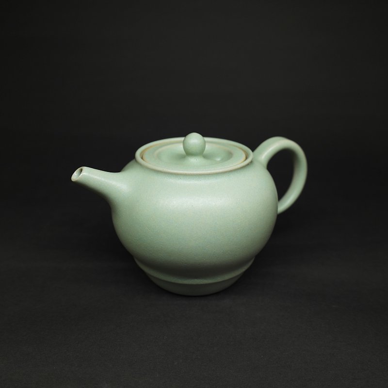 The green and straight mouth is making the teapot hand pottery tea props - Teapots & Teacups - Pottery 