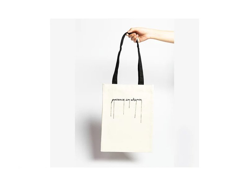 Shiota Chihar  presence in absence Embroidery Tote bag - กระเป๋าถือ - ผ้าฝ้าย/ผ้าลินิน 