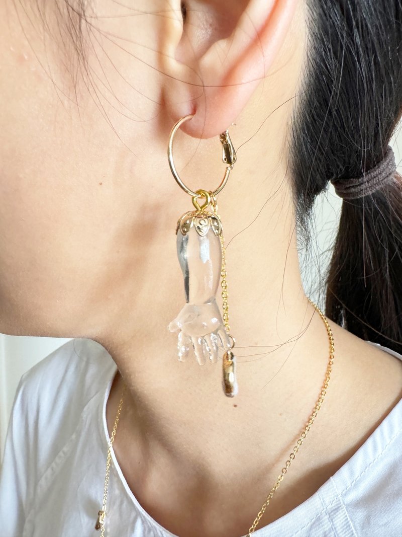 Handmade resin doll hand earrings - ต่างหู - พลาสติก หลากหลายสี