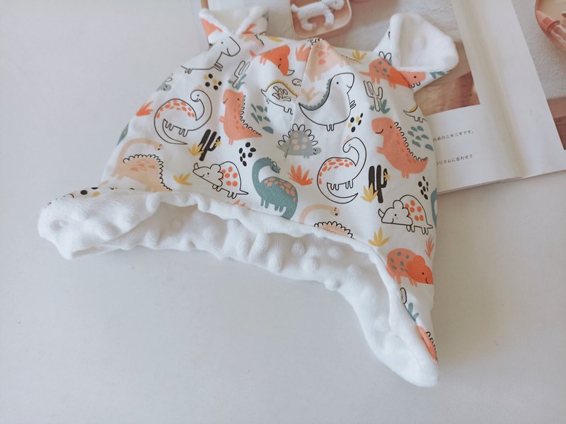 [Shipping within 5 days] Baby Ear-covering Bear Hat Dinosaur World Half-Moon Gift Flying Hat Baby Hat - ของขวัญวันครบรอบ - ผ้าฝ้าย/ผ้าลินิน หลากหลายสี