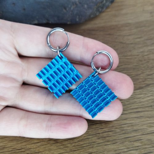 Cyberpunk Jewelry Boutique 賽博朋克耳環方形。 霓虹藍網絡核心首飾。 未來派耳環