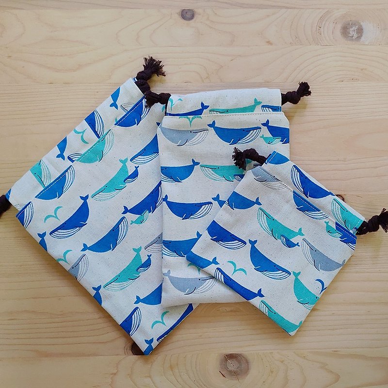 束口袋/防塵袋-鯨魚噴水 - 化妝袋/收納袋 - 棉．麻 藍色