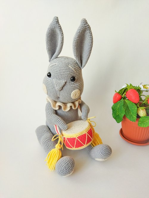 TatiStoreShop 兔子鉤針圖案pdf英文。 復古兔子與鼓amigurumi圖案