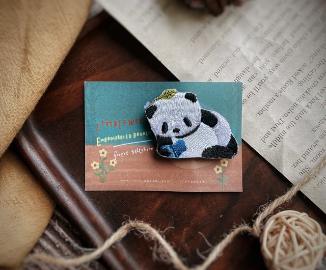 刺繍ワッペン ・ ピンバッジ | 森シリーズ | 本を読んでるパンダ