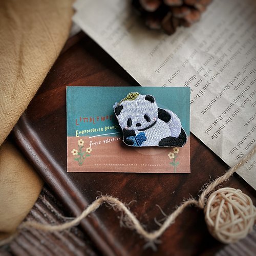 Littdlework 繡珍森活 刺繡別針/燙貼 | 森林系列 | 在看書的大熊貓 | Littdlework
