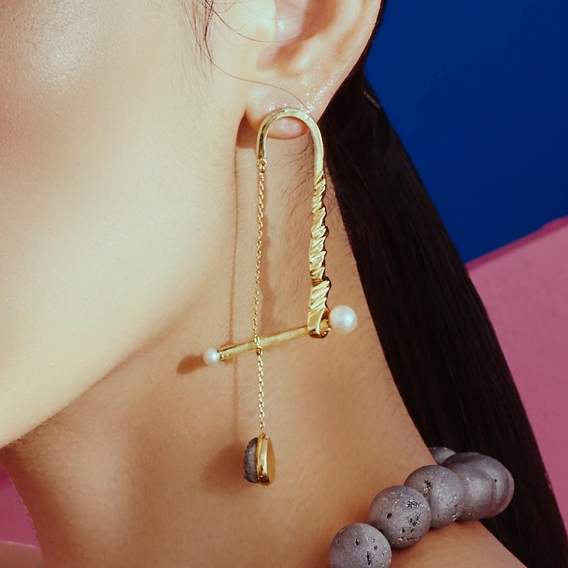 擺軸珍珠水晶耳墜 Pitch Axis Earring - 耳環/耳夾 - 其他金屬 金色