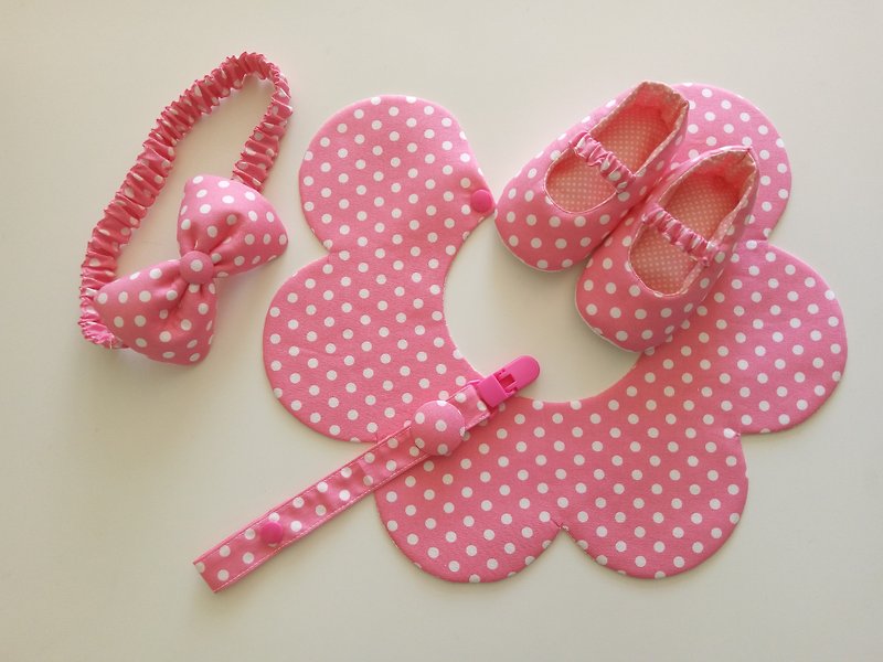 粉底白點點彌月禮物 嬰兒鞋+髮帶+圍兜+奶嘴夾 - 彌月禮盒 - 棉．麻 粉紅色