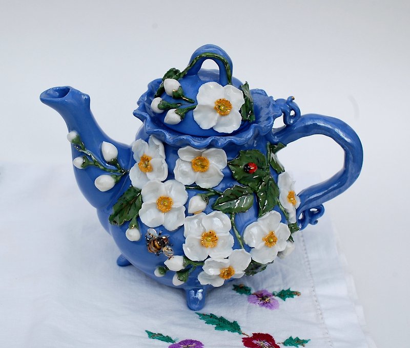 Blue and white porcelain Teapot Jasmine flowers Handmade Teapot with decor Bee - 茶壺/茶杯/茶具 - 瓷 多色