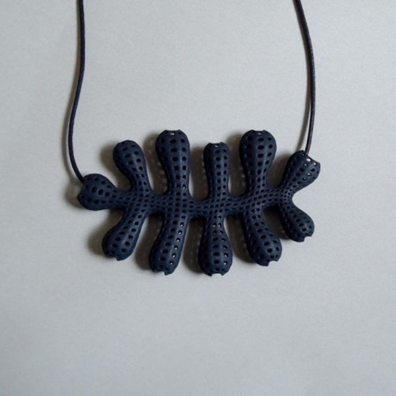 Oak necklace black - Necklaces - Plastic 