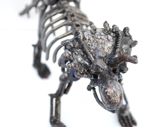 スクラップメタル製トリケラトプス恐竜彫刻 誕生日プレゼント 男の子