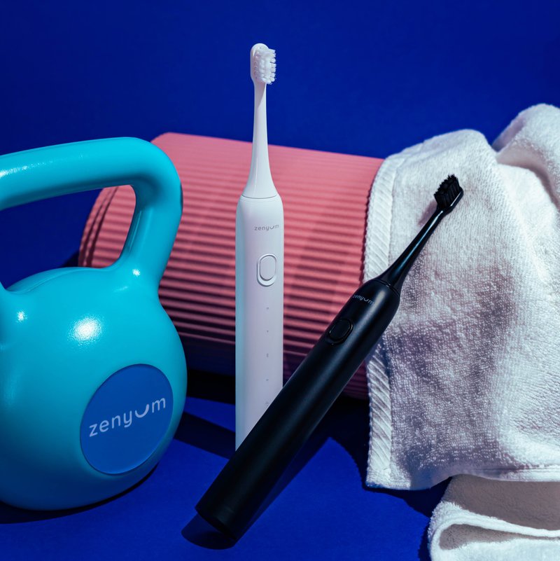 Your #1 Travel Must-have | ZenyumSonic Go Toothbrush - Black + White - แปรงสีฟัน - วัสดุอื่นๆ หลากหลายสี