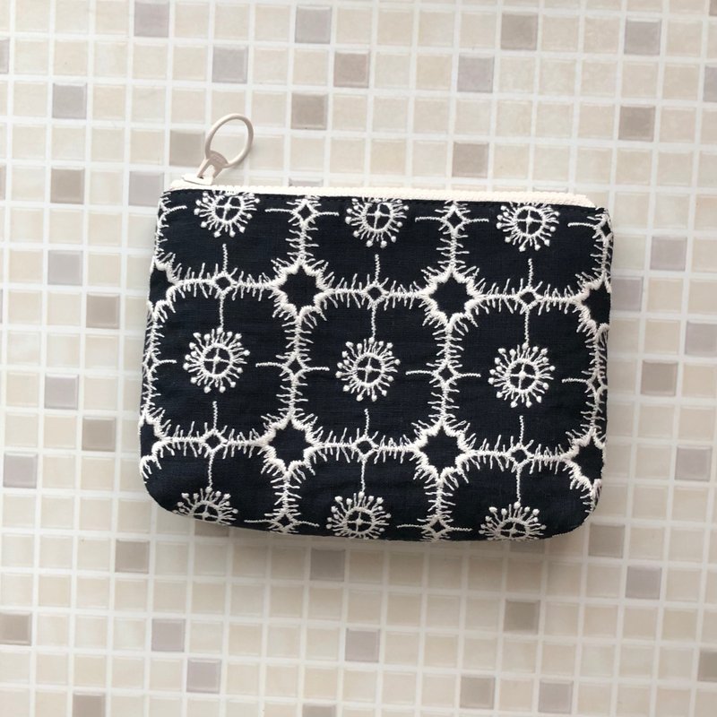 mina perhonen anemone Small cosmetic pouch with pocket, handmade, embroidered - กระเป๋าเครื่องสำอาง - ผ้าฝ้าย/ผ้าลินิน สีน้ำเงิน