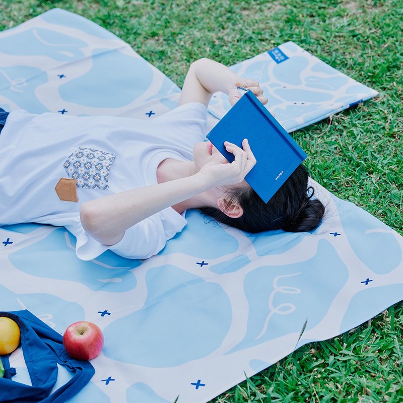 Picnic mat (including storage bag)/land traveler/lost fog blue waterproof universal mat - ชุดเดินป่า - วัสดุกันนำ้ 