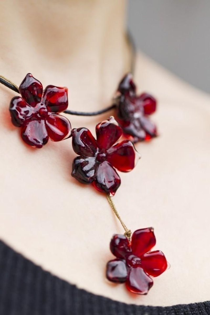 red flowers necklace - 項鍊 - 玻璃 紅色