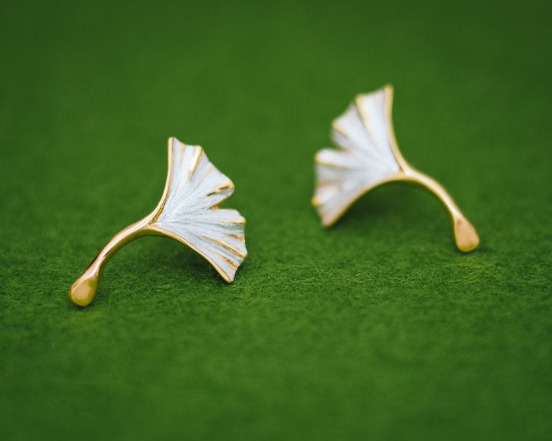 Gingko M earrings - post earrings - Made in Japan - Gingko leaf - Autumn - ต่างหู - โลหะ สีทอง