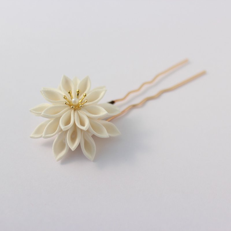 kanzashi flower hair ornaments pure white - เครื่องประดับผม - ผ้าไหม ขาว