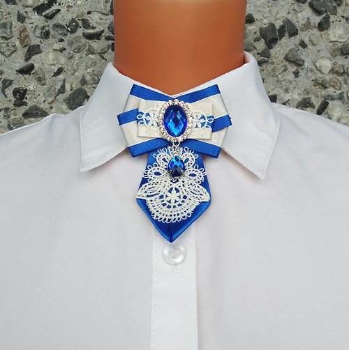 Alternative Crochet Boutique 女式藍色白色頸部蝴蝶結。 領口蝴蝶結胸針。 藍水晶領結別針