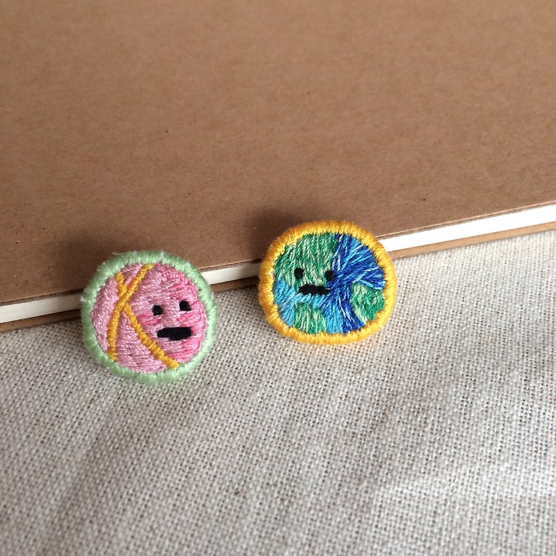 C'est trop Mignon \\ * handmade embroidery brooch a small planet (can be customized) - เข็มกลัด/พิน - งานปัก หลากหลายสี