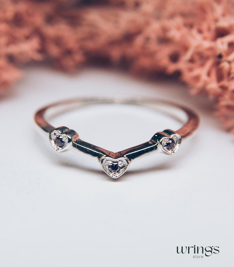 Thin Silver Curved Wedding Band with 3 Amethysts in Hearts Minimalist Style - 戒指 - 純銀 紫色