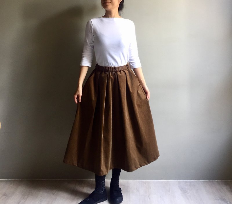#Spot Commodity#Winter Prelude / Japanese-made brown corduroy folded midi skirt - กระโปรง - ผ้าฝ้าย/ผ้าลินิน สีนำ้ตาล