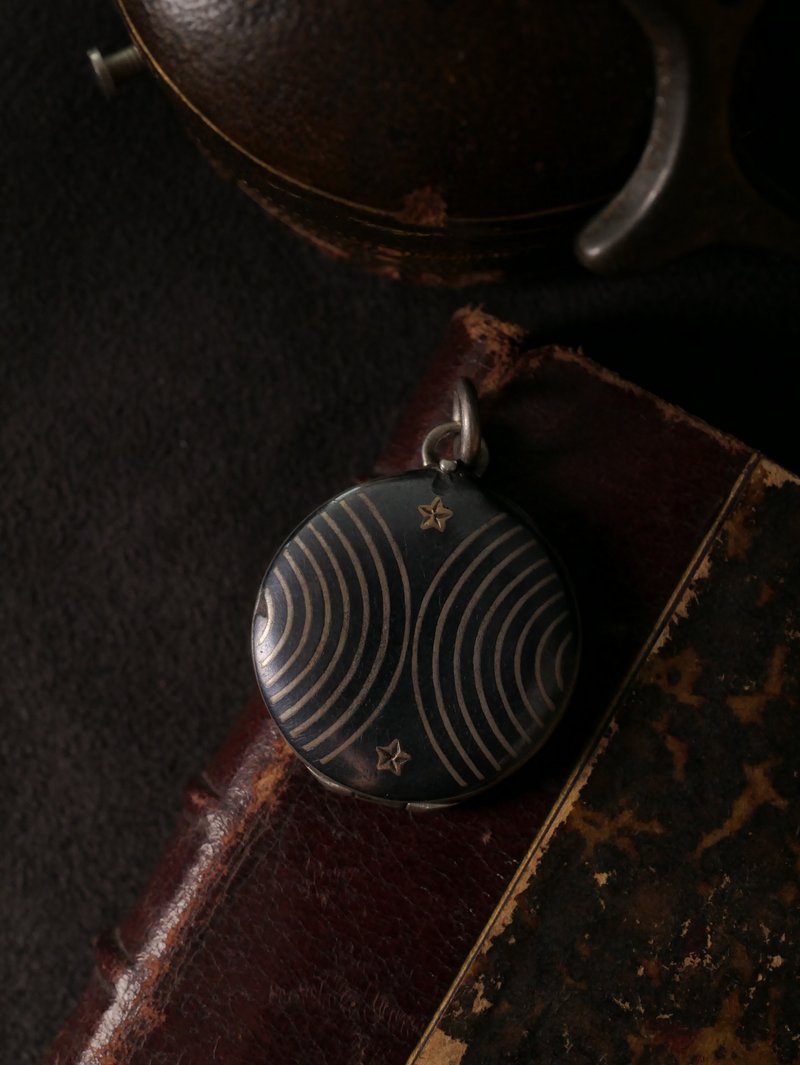 1890s 英國 維多利亞時代晚期 烏銀星盤相片墜 - 項鍊 - 銀 黑色