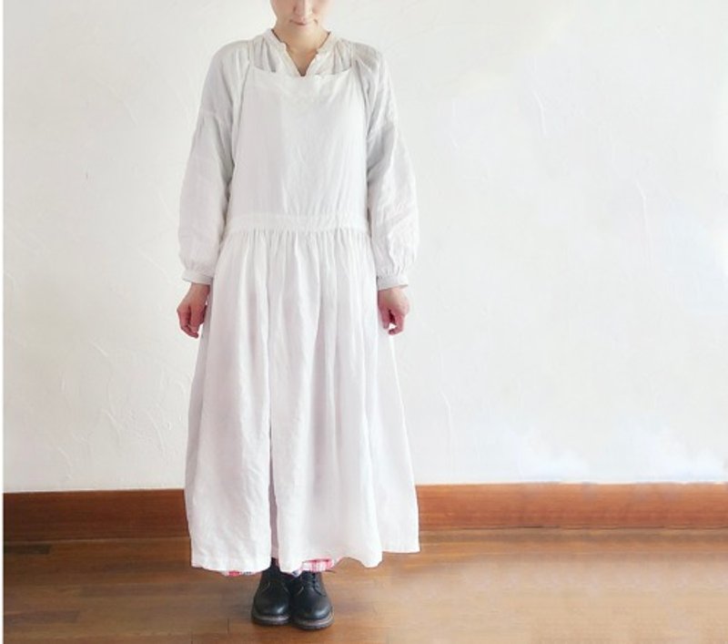 Linen apron dress with plenty of gathers (adjustable strings) - ผ้ากันเปื้อน - ผ้าฝ้าย/ผ้าลินิน 