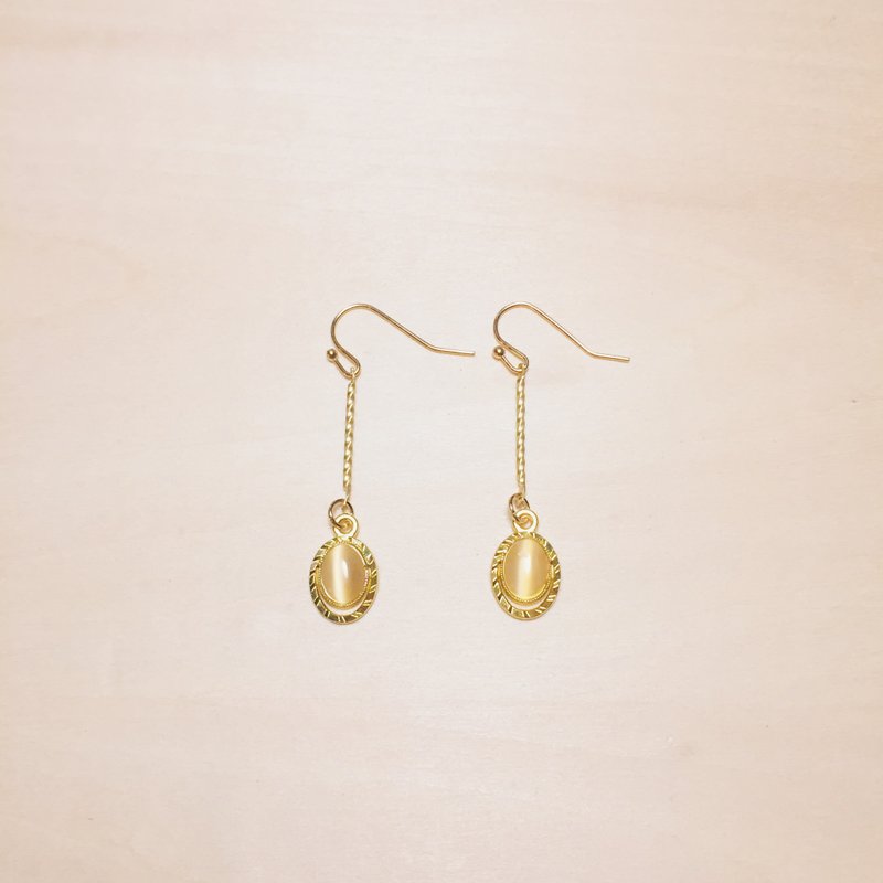 Vintage carved yellow cat eye long earrings - ต่างหู - ทองแดงทองเหลือง สีทอง