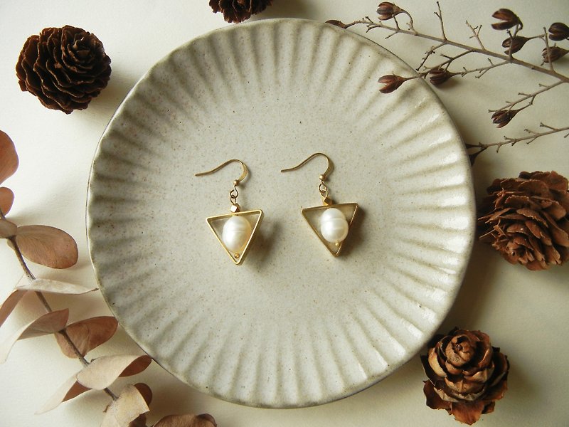 *Coucoubird*inverted triangle beads Bronze earrings - ต่างหู - ทองแดงทองเหลือง สีทอง