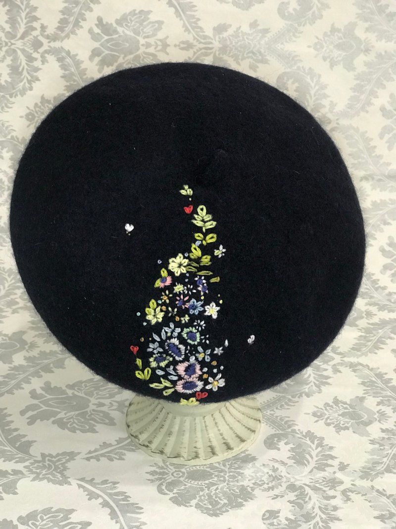 Original design hat new autumn and winter hand embroidered hat - หมวก - ขนแกะ สีน้ำเงิน